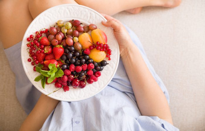 La forma correcta de comer frutas