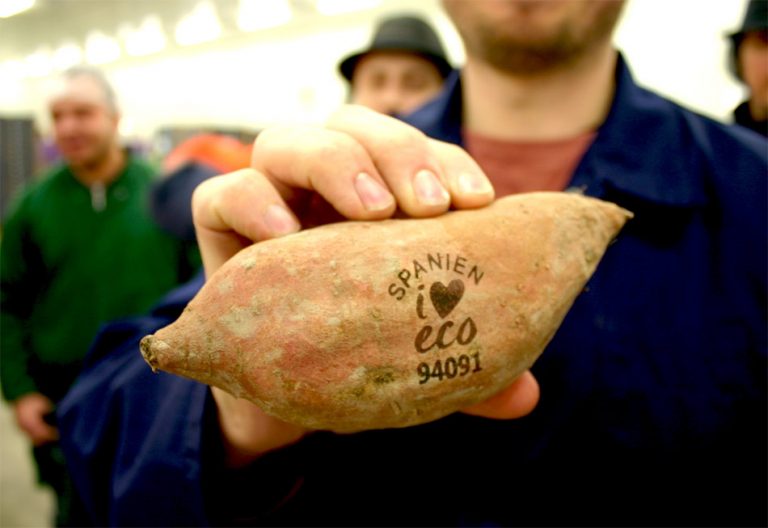Una cadena sueca de supermercados ecológicos introduce el etiquetado láser en los alimentos