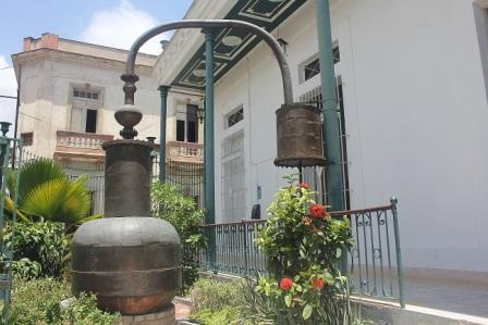 Visitan participantes del III Coloquio Internacional del Ron Ligero Cubano el Museo del Ron de Santiago de Cuba