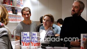 Scarlett Johansson inauguró un local de “pochoclos gourmet” en París y sorprendió a los clientes como vendedora