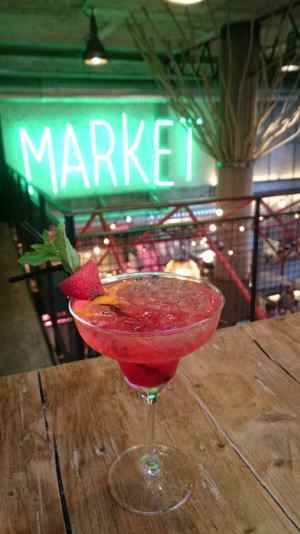 Cócteles y arte para disfrutar del Mercado de San Ildefonso en verano 