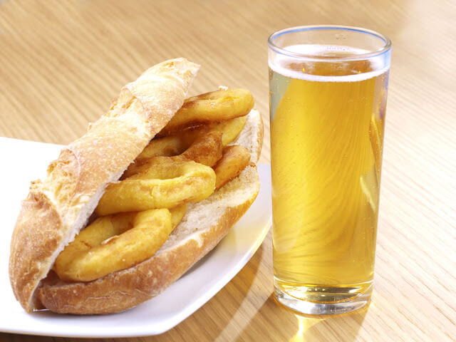 Los calamares y la cerveza, el aperitivo favorito de los españoles en verano 