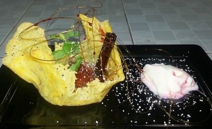 Tulipas de queso rellenas con frutas en almíbar y queso crema