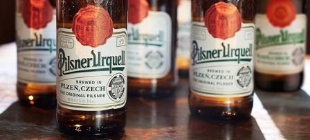 Pilsner Urquell, la primera cerveza tipo Pilsner de la historia, vuelve a tener el color de su botella original