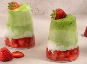 Té matcha con fresas