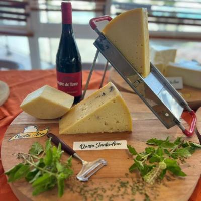 Queso Santa Ana acompañado de vino tinto Sangre de Toro