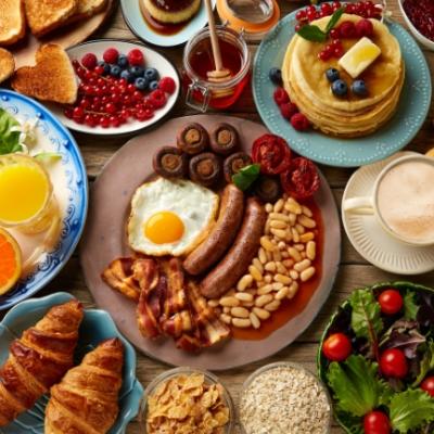 alimentos para desayunos rápidos y nutritivos, Mesa con variedad de platos de desayuno,