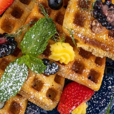 gofres en plato azul