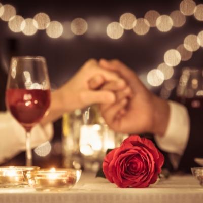 pareja cena en San Valentín