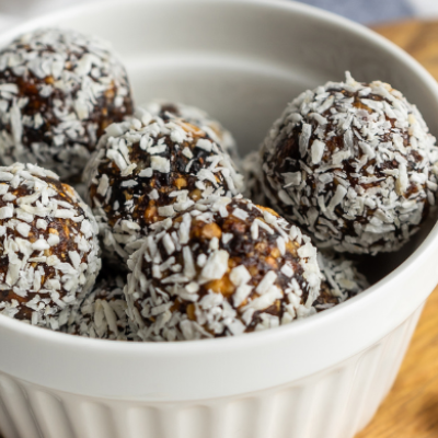 bolitas de frutos secos, coco y canela