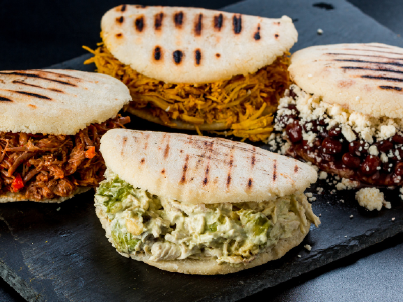 La arepa es un plato común de Venezuela y Colombia