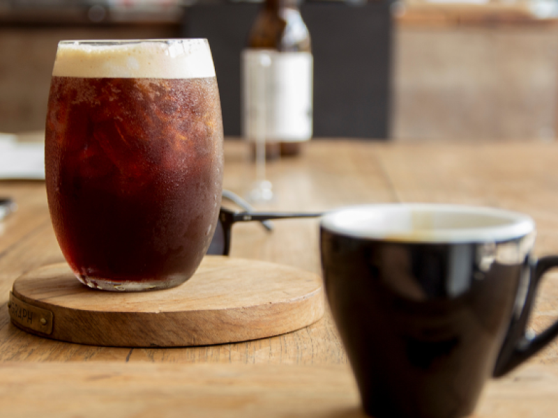 vaso de café con hielo y taza de café caliente