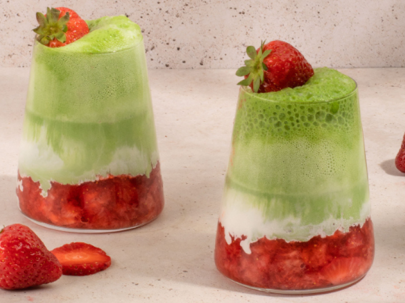 Té matcha con fresas