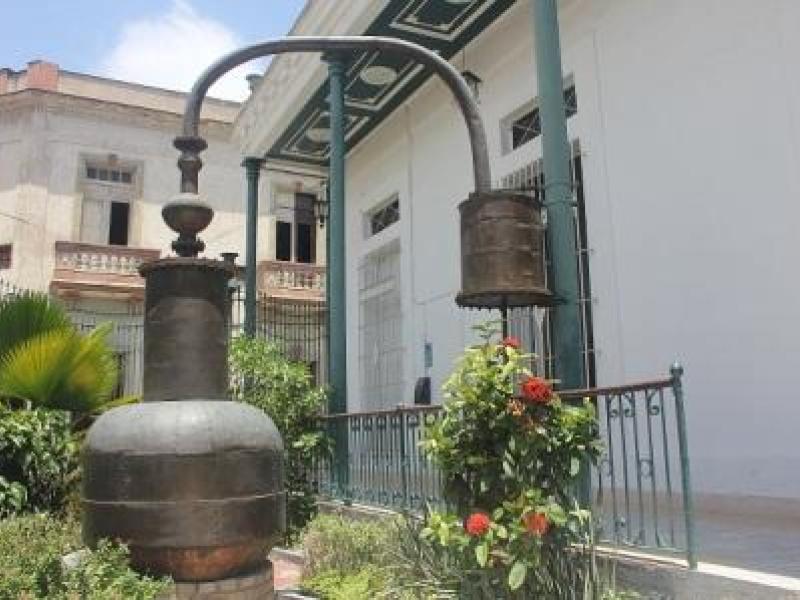 Visitan participantes del III Coloquio Internacional del Ron Ligero Cubano el Museo del Ron de Santiago de Cuba